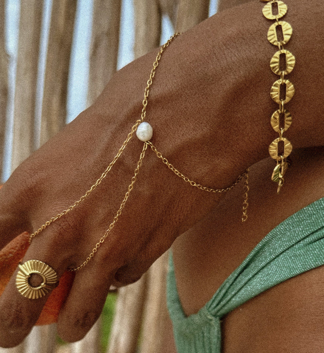 El arte de la acumulación: combinar collares, anillos y pulseras sin excederse